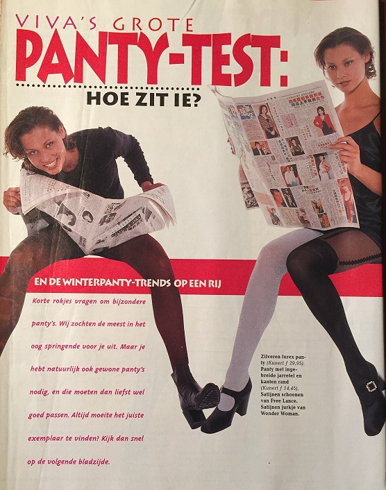 Foto van een pagina van de Viva panty test een model draagt verschillende panty's en leest een krant. Het lijkt of ze op een rode balk zit.
