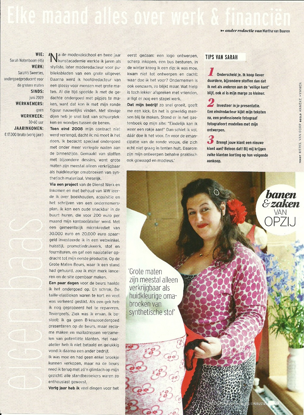 Interview met Sarah Notenboom van Sarah's Sweeties over werk en inkomen. Een rubriek in het feministisch maandblad Opzij zomernummer 2011. Sarah staat op de foto met grote maten etalagepop en draagt een grijs vestje met roze stippen op een Sarah's Sweeties Jurkie in grijs zwarte panterprint. Ze heeft haar haar los, met een rode roos, rode lippentstipt en ze glimlacht en kijkt in de camera.